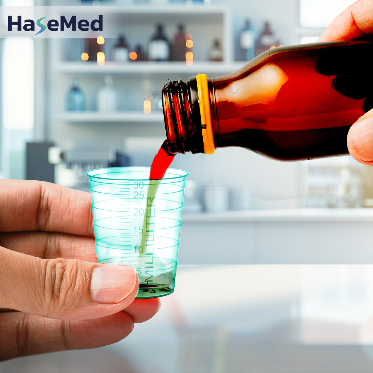 HaseMed medicijnbeker van 30 ml in groen, in gebruik; verkocht per 80 bekers van één kleur, zonder deksels. Vloeistof en fles niet inbegrepen.
