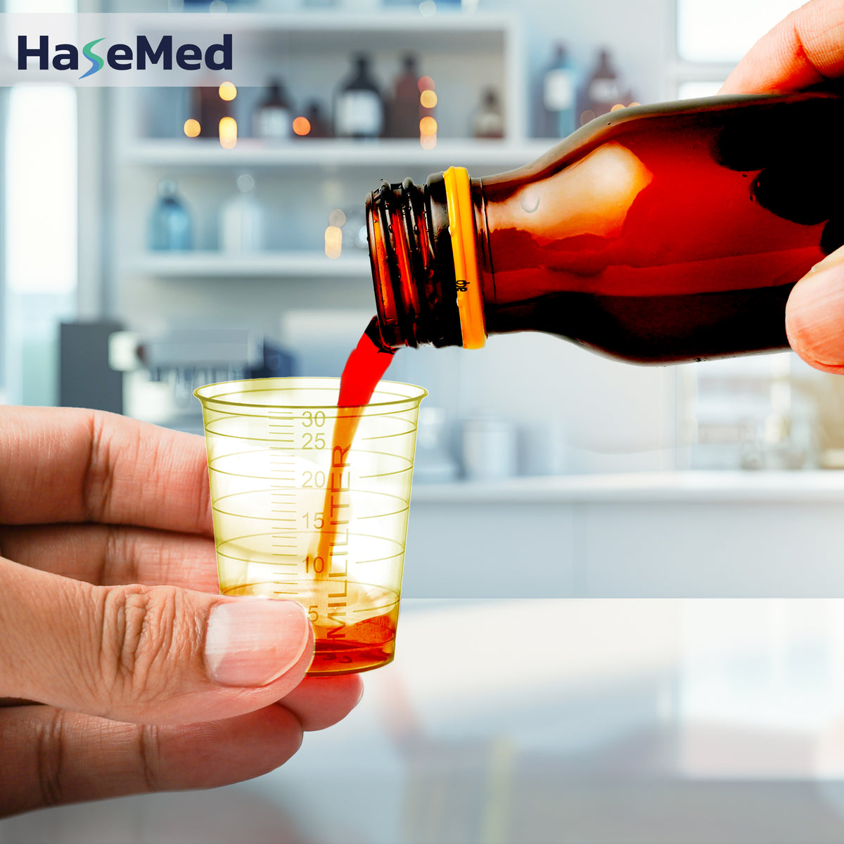 HaseMed medicijnbeker van 30 ml in geel, in gebruik; verkocht per 80 bekers van één kleur, zonder deksels. Vloeistof en fles niet inbegrepen.
