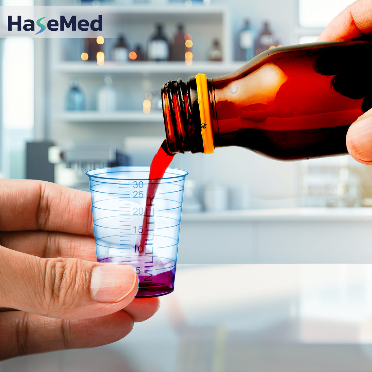 HaseMed medicijnbeker van 30 ml in blauw, in gebruik; verkocht per 80 bekers van één kleur, zonder deksels. Vloeistof en fles niet inbegrepen.