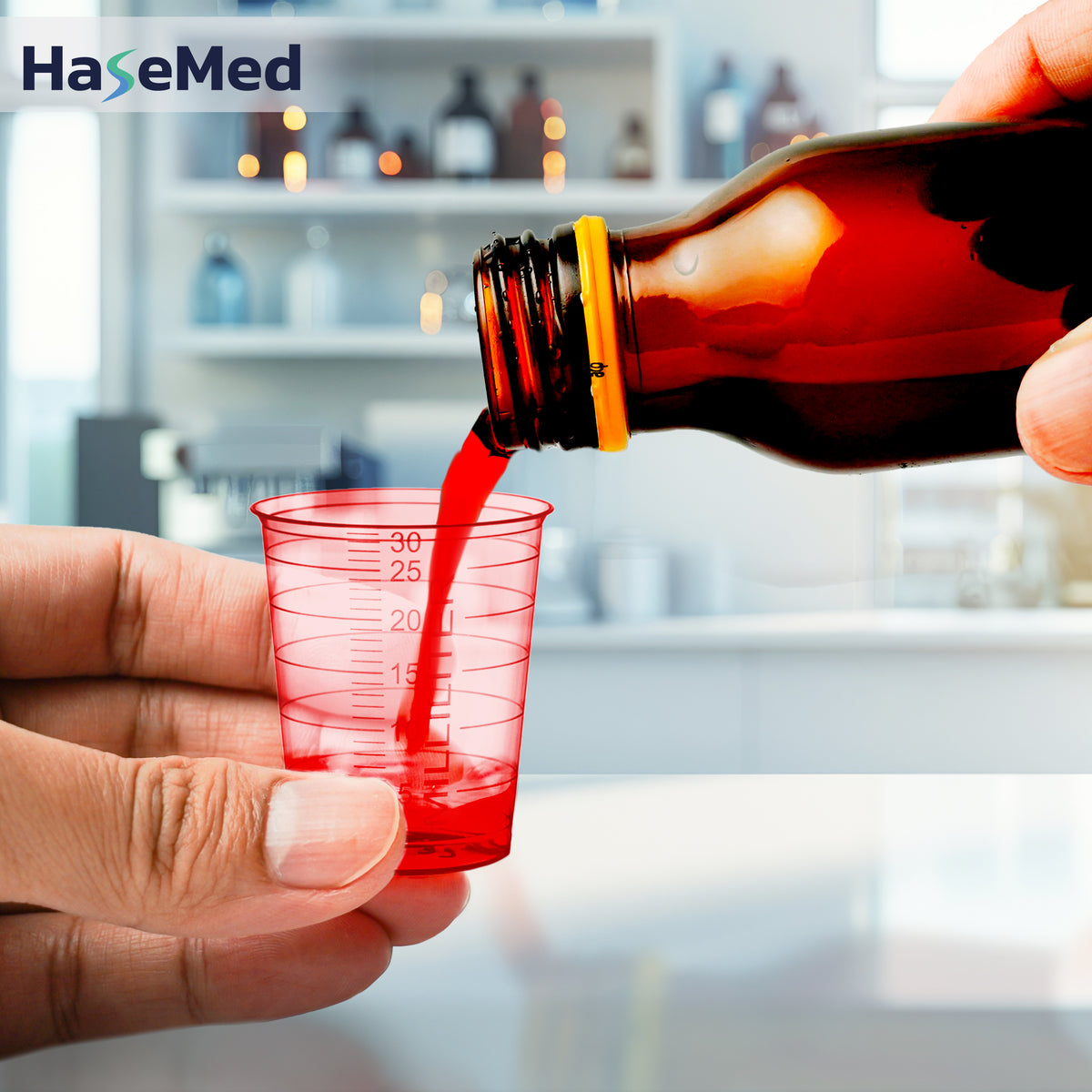 HaseMed medicijnbeker van 30 ml in rood, in gebruik; verkocht per 80 bekers van één kleur, zonder deksels. Vloeistof en fles niet inbegrepen.