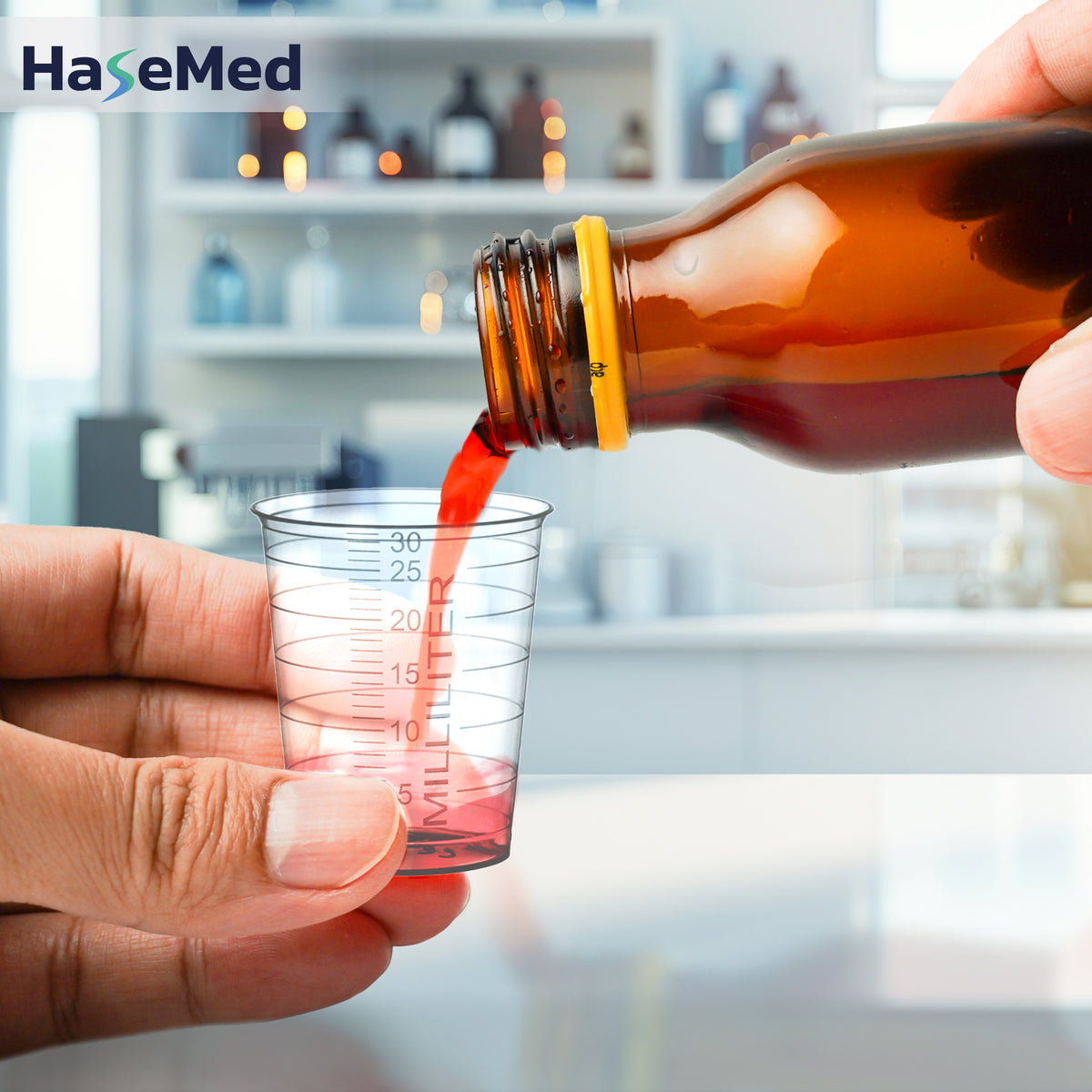 HaseMed medicijnbeker van 30 ml in transparant, in gebruik; verkocht per 80 bekers van één kleur, zonder deksels. Vloeistof en fles niet inbegrepen.